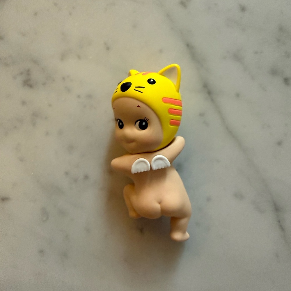 Brand new Sonny Angel Looking Back Series Hipper Cat